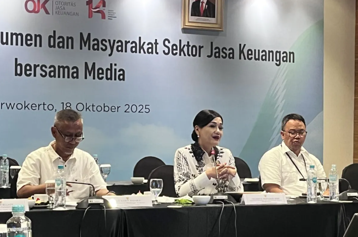 Friderica Widyasari Dewi, OJK's Chief Executive for Market Conduct Supervision, Education, and Consumer Protection, speaks at a media gathering in Purwokerto, Central Java, October 18, 2025. (Source: ANTARA/Muhammad Baqir Idrus Alatas/rst) 