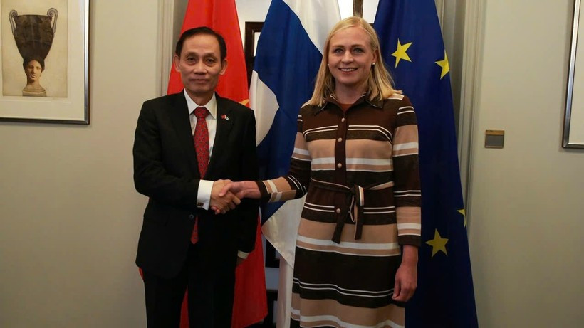 Acting Vietnamese Minister of Foreign Affairs Le Hoai Trung and Finnish Minister for Foreign Affairs Elina Valtonen at their meeting in Helsinki on October 21. (Photo: nhandan.vn)