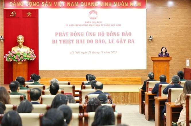 At the November 21 launch of the Vietnam Fatherland Front's fundraising campaign to support people affected by recent storms and floods in central and south central provinces and cities. (Photo: VNA)