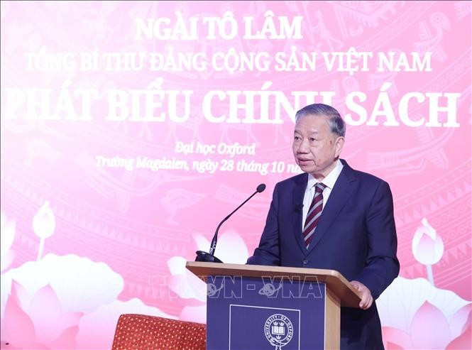 Party General Secretary To Lam delivers a policy address to professors, lecturers, researchers, students and friends of Vietnam at the University of Oxford on the afternoon of October 28 (Photo: VNA)