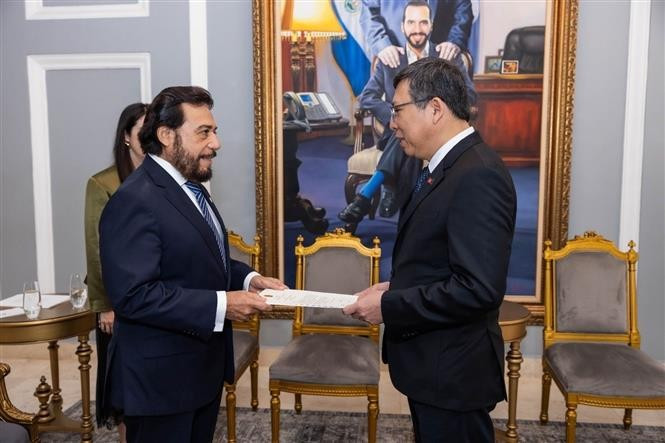 Vietnamese Ambassador to Mexico and El Salvador Nguyen Van Hai presents the letter of credentials to Vice President of El Salvador Felix Ulloa. (Photo: Office of the President of El Salvador)