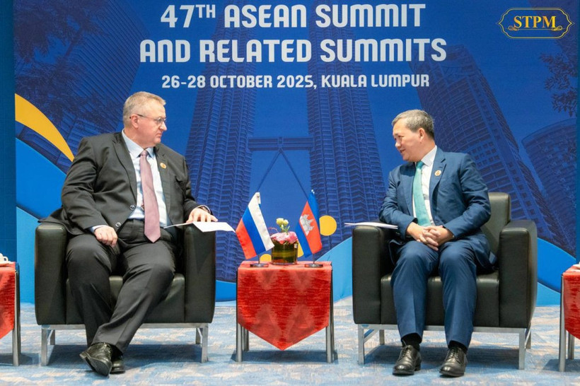 Cambodian Prime Minister Hun Manet (R) and Russian Deputy Prime Minister Alexei Overchuk meet on the sidelines of the 47th ASEAN Summit and Related Summits in Kuala Lumpur on October 28. (Photo: AKP)