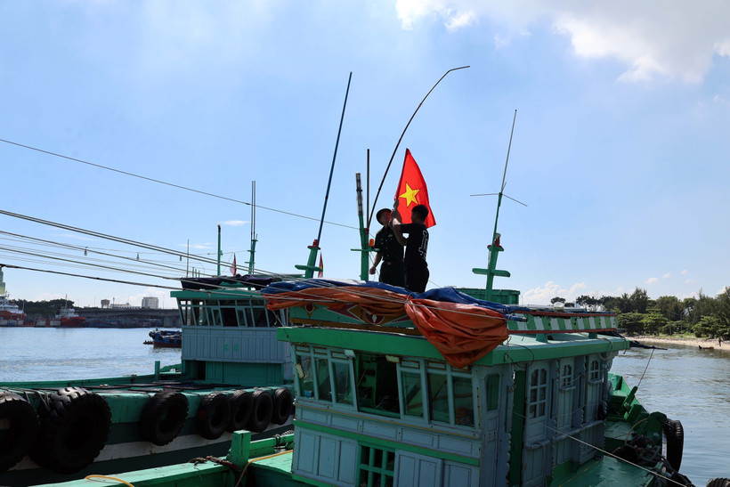 A national flag is given to a fishing vessel in Da Nang city (Photo: VNA)