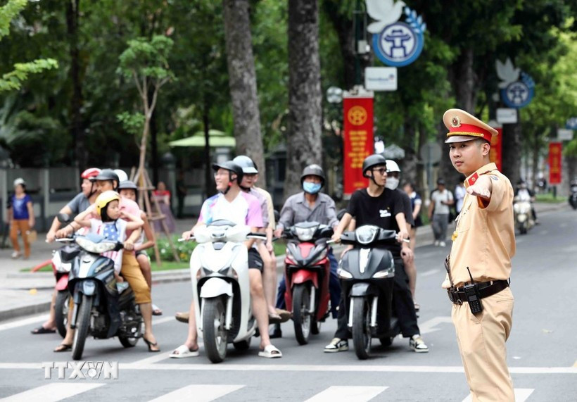 A traffic policeman regulates the traffic flow in Hanoi. (Photo: VNA)