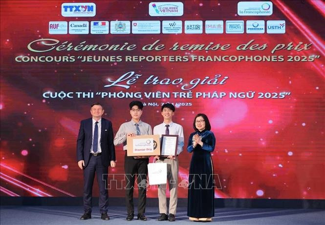 The first prize is awarded to Nguyen Vu Linh and Trinh Duc Anh from the Foreign Trade University for their piece “La Silhouette du Son: du sensible à l’humain” (The shape of sound: from sensibility to humanity). (Photo: VNA)