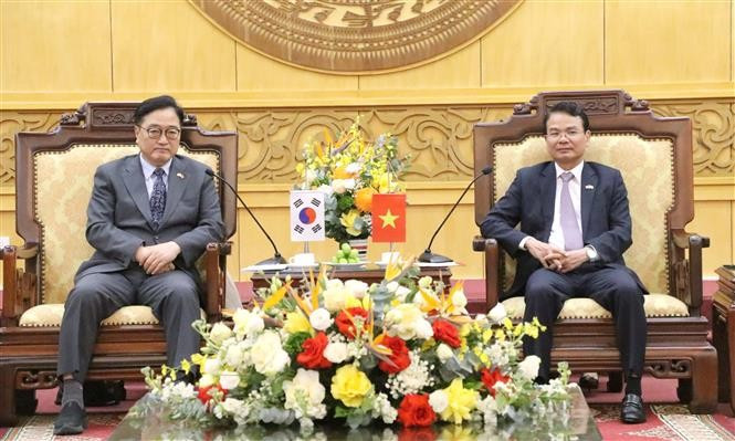 Speaker of the National Assembly of the Republic of Korea (RoK) Woo Won Shik (left) and Secretary of the Ninh Binh provincial Party Committee Dang Xuan Phong (Photo: VNA)