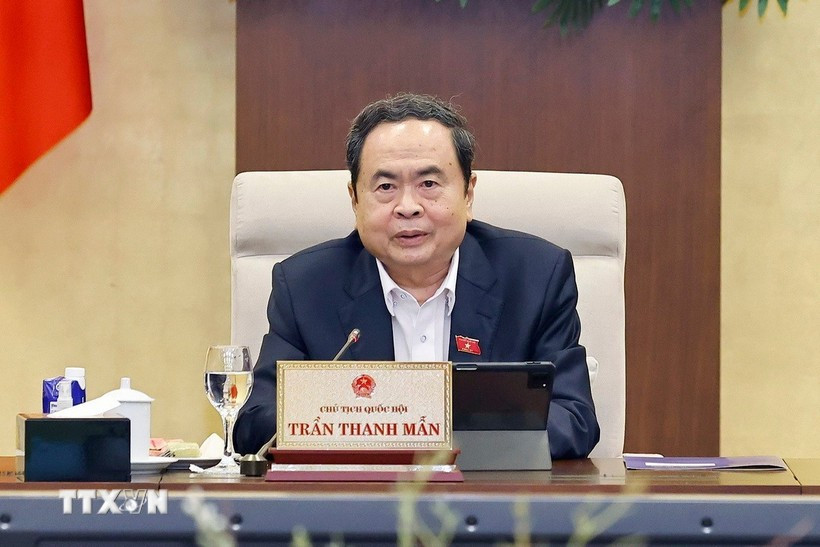 National Assembly Chairman Tran Thanh Man, who also serves as Chairman of the National Election Council, signs Resolution No. 85/NQ-HĐBCQG detailing the total number of constituencies nationwide, along with the list of electoral units and the number of deputies to be elected in each locality. (Photo: VNA)