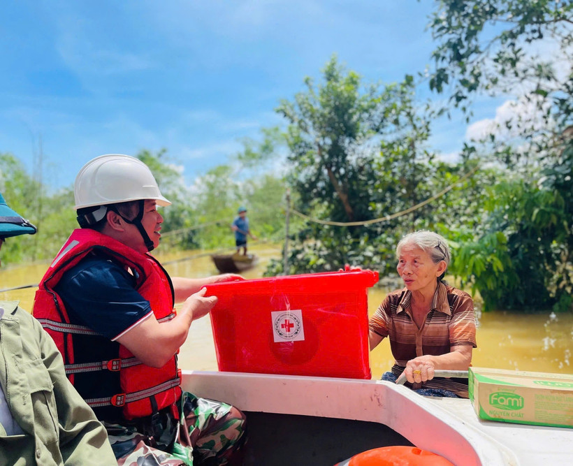 Delivering relief aid to a local in Ha Tinh province (Photo: VNA)