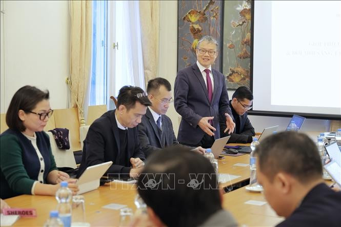 Prof. Dr. Sci. Nguyen Xuan Thinh of TU Dortmund University, who is also Acting President of the Union of Vietnamese Associations in Germany and Chairman of the Vietnam–Germany Innovation Network (VGI), speaks at the event. (Photo: VNA)