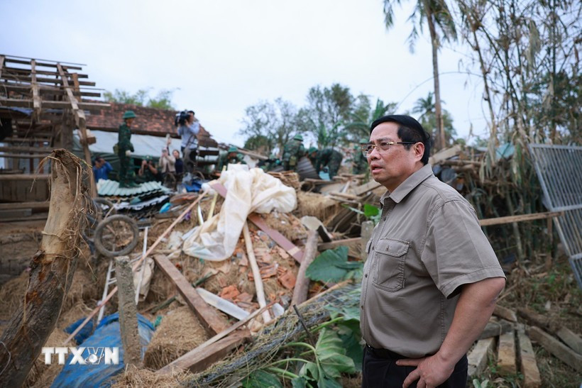 Prime Minister Pham Minh Chinh visits flood-hit Hoa Thinh commune, Dak Lak province. (Photo: VNA)
