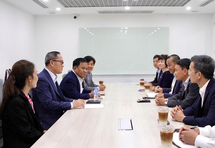 The Vietnam Journalists Association delegation meets with leaders of Club of Cambodian Journalists in Phnom Penh on October 23. (Photo: VNA)