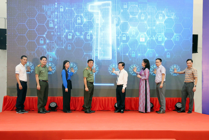 Officials launch the “Not Alone – Together for Online Safety” campaign at Vo Nguyen Giap High School for the Gifted in Quang Tri province on October 14. (Photo: VNA)