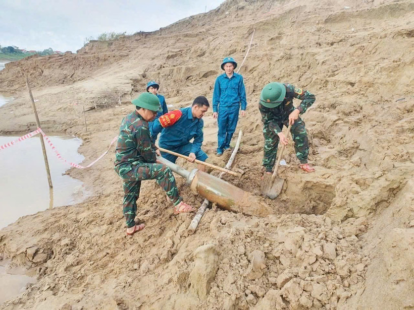 The bomb is located on the right bank of the Lam River, about 200m from Do Luong Bridge in Dang Son hamlet, Do Luong commune. (Photo: VNA)