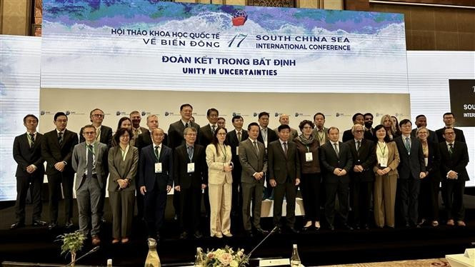 Delegates to the 17th international conference on the East Sea pose for a group photo. (Photo: VNA)