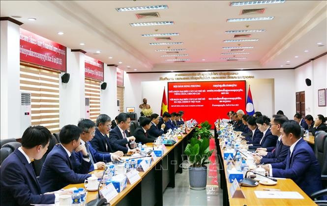 Nguyen Duy Ngoc, Secretary of the Hanoi Party Committee, and Anouphap Tounalom, Secretary of the Vientiane Party Committee and Chairman of the Vientiane People’s Council, hold talks in Vientiane on December 3. (Photo: VNA)