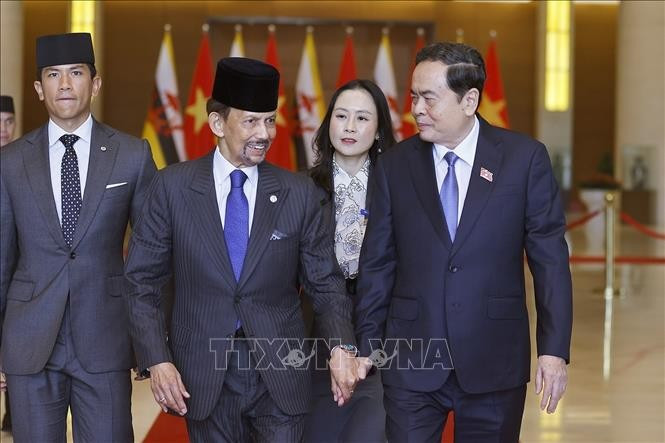 Chairman of the National Assembly Tran Thanh Man (1st from right) and Sultan of Brunei Haji Hassanal Bolkiah in Hanoi on December 1. (Photo: VNA)