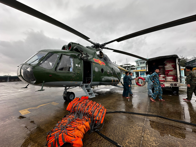 A helicopter prepares to deliver relief supplies to flood-affected areas in south-central provinces. (Photo: VNA)