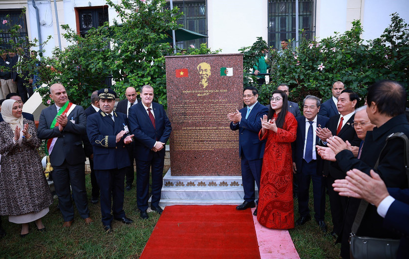 Prime Minister Pham Minh Chinh and his spouse attend the unveiling of a memorial stele honouring President Ho Chi Minh in Algiers on November 20, 2025 (Photo: VNA)