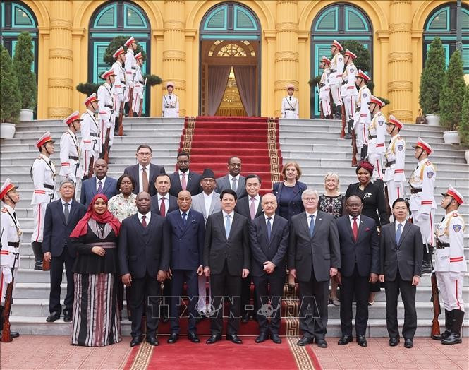 State President Luong Cuong (fourth from left, first row) and newly-appointed foreign ambassadors in Hanoi on December 12, 2025. (Photo: VNA)
