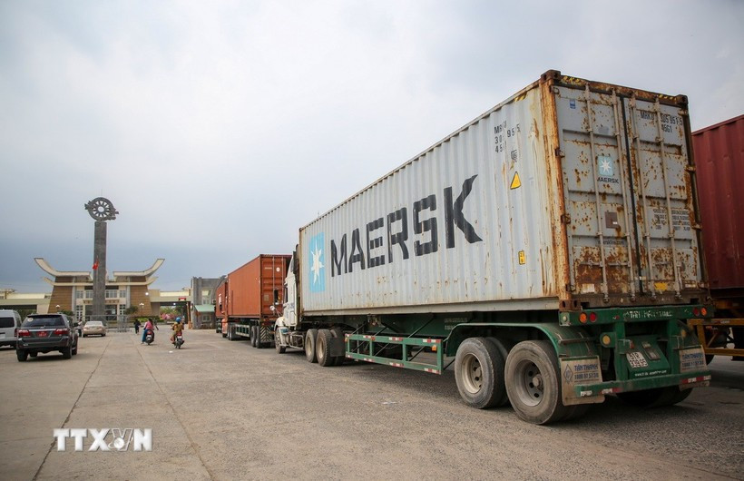 Vehicles crossing Moc Bai International Border Gate in Tay Ninh province (Photo: VNA)