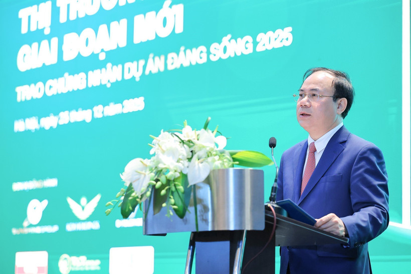 Deputy Minister of Construction Nguyen Van Sinh addresses a forum on real estate market on December 25 (Photo: VNA)