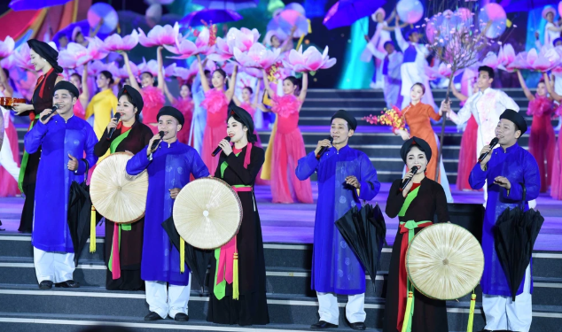 Artists perform Quan Ho (love duet) singing - a UNESCO Intangible Cultural Heritage of Humanity. (Photo: VNA)