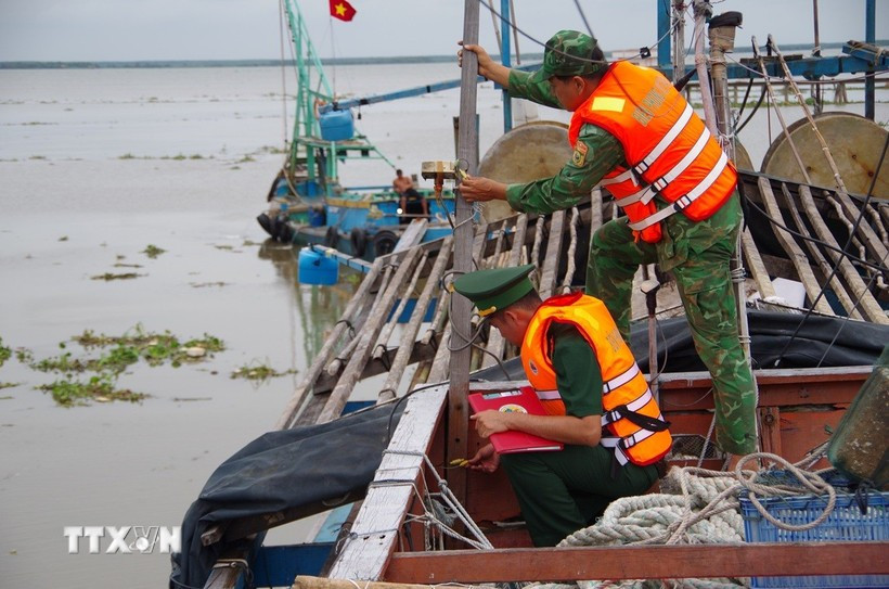 Dong Thap border guards inspect a fishing vessel (Photo: VNA)