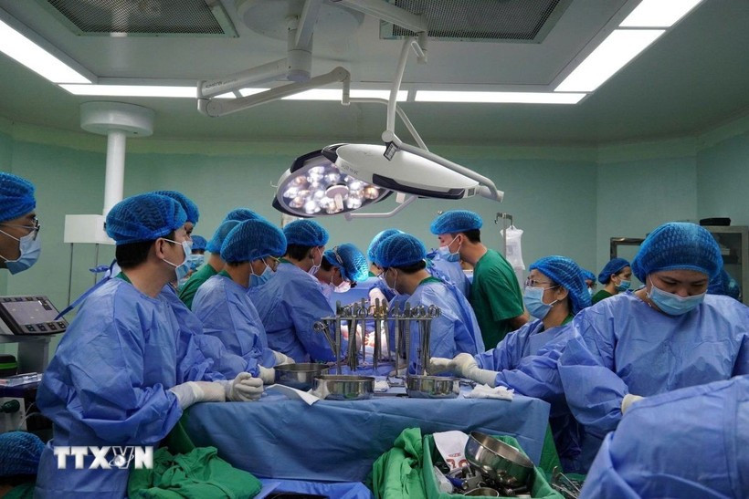A kidney transplant operation using the organ from a brain-dead donor is carried out at the Can Tho Central General Hospital (Photo published by VNA)
