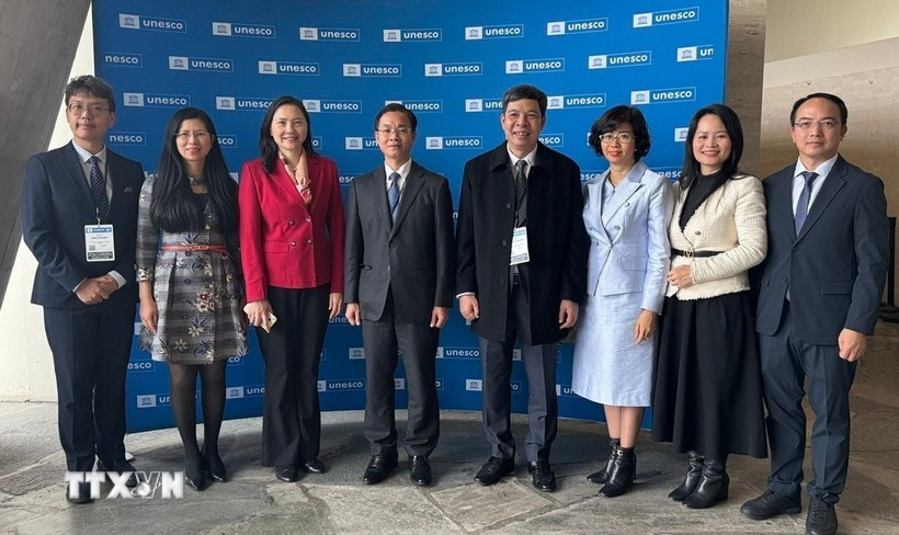The Vietnamese delegation to the 222nd session of the Executive Council of the United Nations Educational, Scientific and Cultural Organisation (UNESCO). (Photo: VNA) 