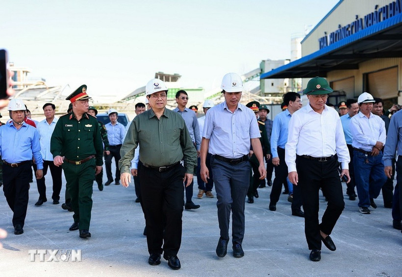 PM inspects post-storm recovery efforts in Gia Lai on November 13 (Photo: VNA)