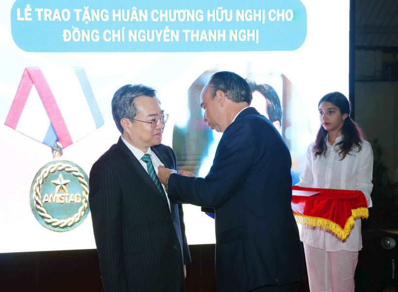 Cuban Ambassador to Vietnam Rogelio Polanco Fuentes bestows the Medal of Friendship on Nguyen Thanh Nghi, member of the Party Central Committee and head of its Commission for Policies and Strategies, on December 26. (Photo: VNA)