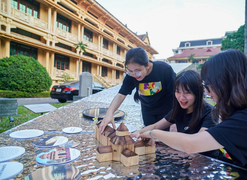 Young people interact with artworks at the Vietnam National Museum of History during the 2024 Hanoi Creative Design Festival. (Photo: VNA)