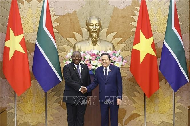 National Assembly Chairman Tran Thanh Man (right) meets with South African President Matamela Cyril Ramaphosa in Hanoi on October 24, 2025 (Photo: VNA)