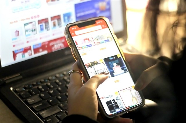 A woman places an online shopping order. — Photo congly.vn