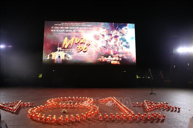 The movie "Red Rain" is screened at the Quang Tri Ancient Citadel relic site. (Photo: VNA)