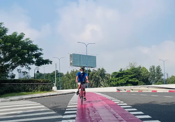 The dedicated bicycle lane along Mai Chi Tho street in An Khanh ward, Ho Chi Minh City (Photo: sggp.org.vn)