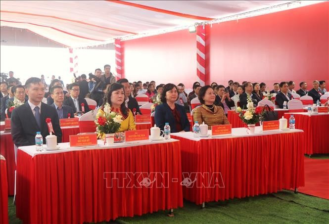 Deputy Prime Minister Pham Thi Thanh Tra (first row, far right) and other officials attend the groundbreaking ceremony for the second phase of the Que Vo II Industrial Park infrastructure development project on December 19. (Photo: VNA)