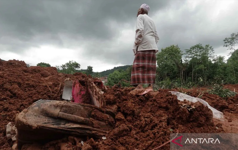 A resident checks a landslide-hit location in Mejenang, Cilacap, Central Java, on November 14. (Photo: Antara)