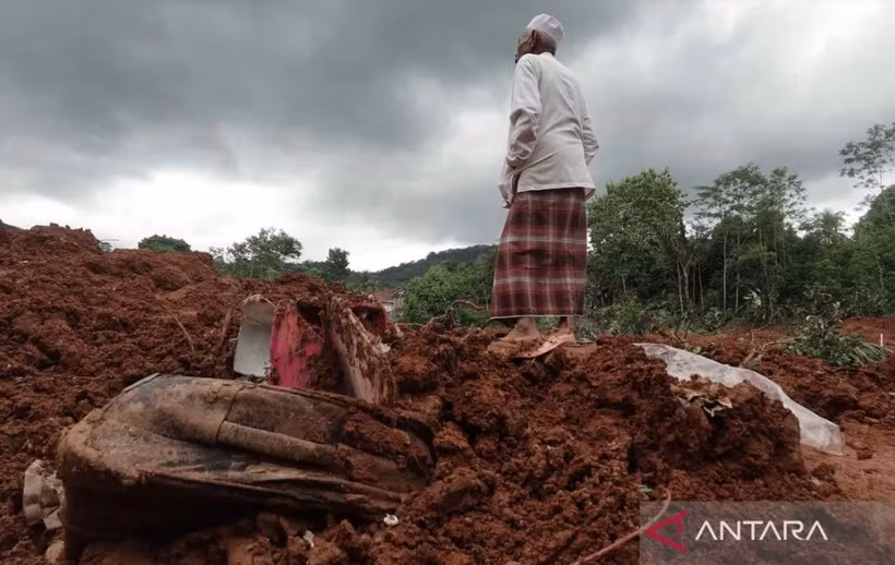 A resident checks a landslide-hit location in Mejenang, Cilacap, Central Java, on November 14. (Photo: Antara)