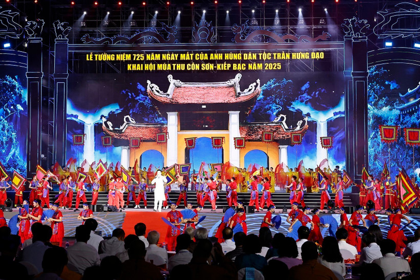 A performance staged at the ceremony marking the 725th death anniversary of national hero Tran Hung Dao held in Hai Phong on October 12 evening. (Photo: VNA)