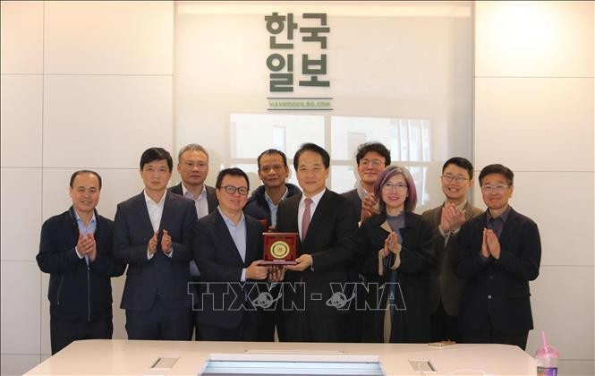 Representatives of the Vietnam Journalists Association and the RoK's Hankook Ilbo newspaper pose for a group photo. (Photo: VNA)