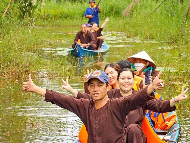 Tourists visit an eco-tourism site in the U Minh Ha forest in Ca Mau province (Photo: VNA)