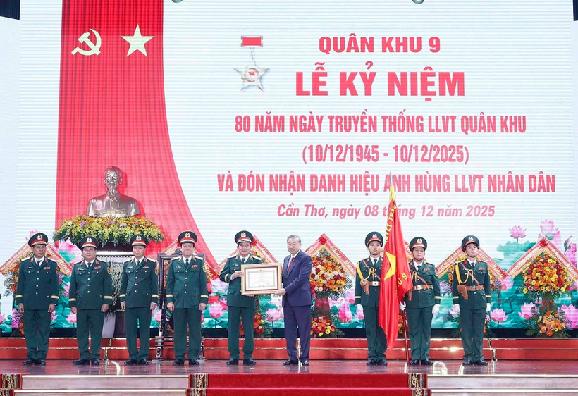 Party General Secretary To Lam (fourth, right) presents the “Hero of the People’s Armed Forces” title to the Military Region 9 armed forces in recognition of its significant contributions to the revolutionary cause of the Party, State, and people. (Photo: VNA)