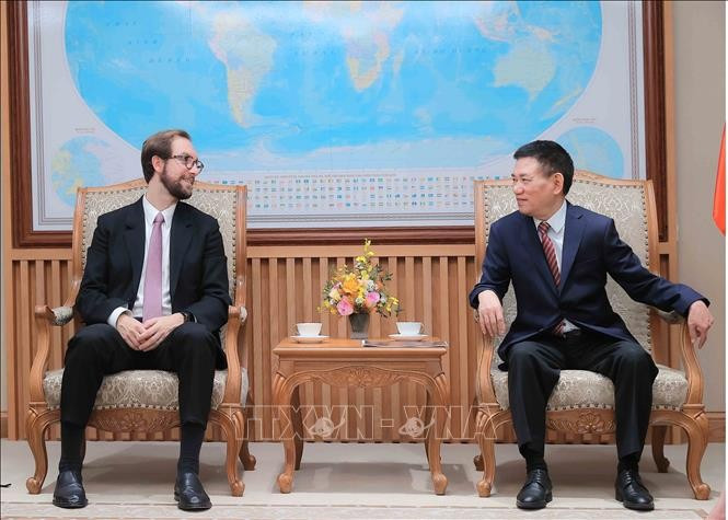 Deputy Prime Minister Ho Duc Phoc (right) meets with Marco Dal Lago, Vice President for Global Expansion and Strategic Partnerships at Tether Group on October 9 (Photo: VNA)