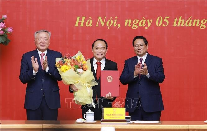Prime Minister Pham Minh Chinh (right) and Permanent Deputy Prime Minister Nguyen Hoa Binh (left) present a decision appointing Nguyen Quoc Doan as Standing Deputy Inspector General of the Government Inspectorate. (Photo: VNA)