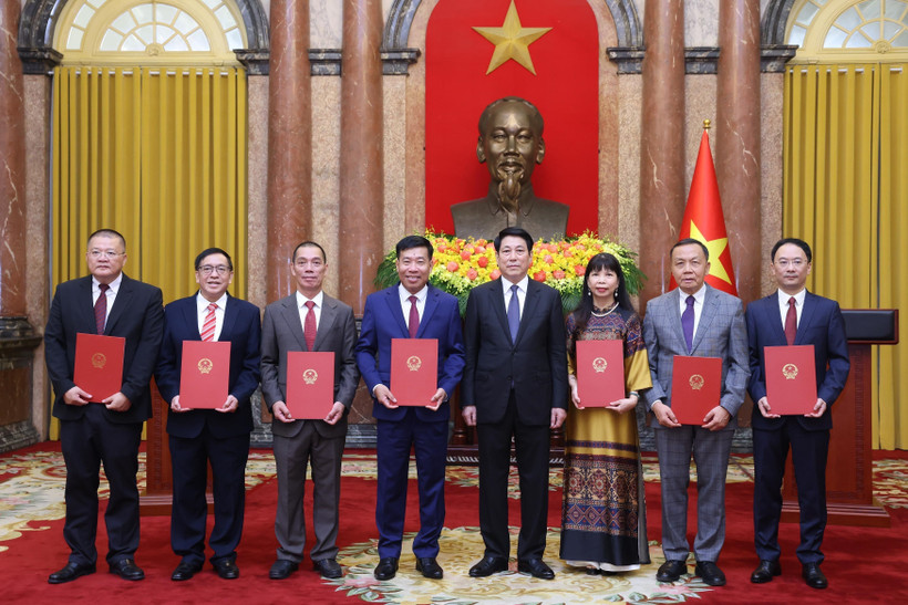 President Luong Cuong with newly accredited and appointed Vietnamese ambassadors abroad. (Photo: VNA)
