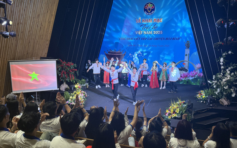 Overseas young people participate in the "Vietnam Summer Camp 2025". (Photo: VNA)