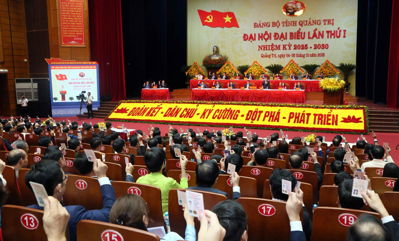 Delegates approve the congress' resolution (Photo: VNA)