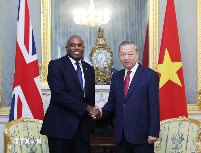 Party General Secretary To Lam (R) and UK Deputy Prime Minister David Lammy (Photo: VNA)