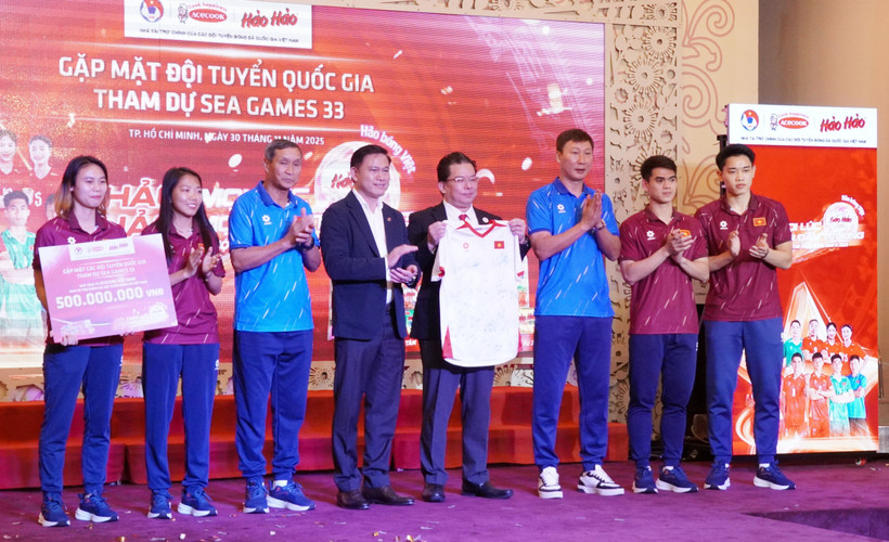 Representatives of the two national women's football teams and U22 squad with sponsor Acecook Vietnam at the ceremony in Ho Chi Minh City on November 30 (Photo: VNA)